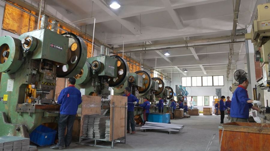 workshop of T shape clamp for corrugated roofing