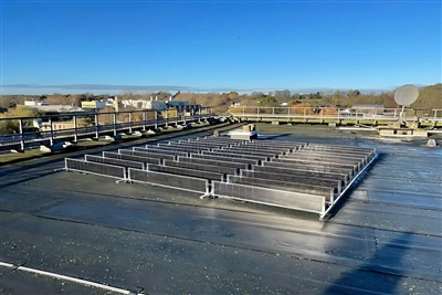 Lóðrétt tvíhliða PV er betri en hallandi PV kerfi í Bretlandi